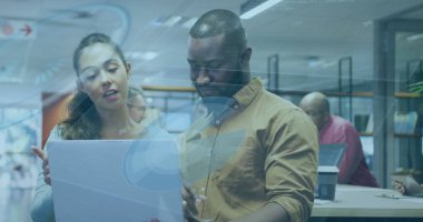 Ofisteki çeşitli iş adamlarının veri işleme görüntüsü. Küresel iş ve dijital arayüz kavramı, dijital olarak oluşturulmuş görüntü.