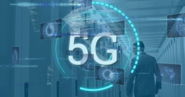 5 gramlık daire radarı görüntüsü, sunucu odasında yürüyen beyaz iş adamı veritabanı. Dijital bileşik, çoklu pozlama, iletişim, ağ oluşturma, teknoloji, ağ sunucusu.