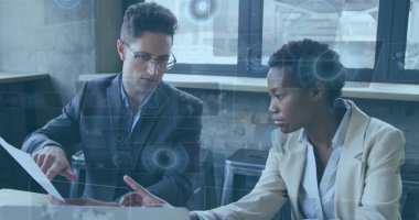 Beyaz erkek lider ve siyah bayan kıdemsiz sohbet grafikleri. İkisi de resmi kıyafetler giyiyor, ve erkek kısa kahverengi saçlı, kadın kısa siyah saçlı.