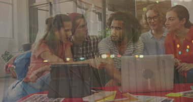 Mali grafiklerin ve çeşitli iş adamlarının ofiste konuştuğu verilerin görüntüsü. küresel iş, finans, ekonomi ve teknoloji kavramı, dijital olarak üretilen imaj.