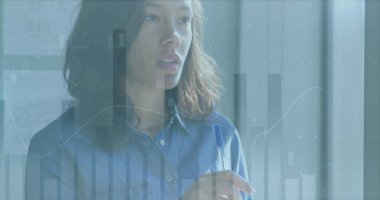 Kafkas iş kadınının ofisindeki veri işleme görüntüsü. Küresel iş ve dijital arayüz kavramı, dijital olarak oluşturulmuş görüntü.