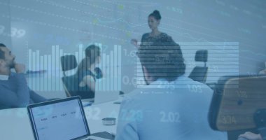 Afro-Amerikan bir kadının ofisinde sunum yapması üzerine borsa veri işleme görüntüsü. Küresel ekonomi ve iş teknolojisi kavramı