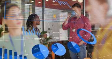 Birden fazla grafiğin görüntüsü, çay içerken tartışan çeşitli iş arkadaşlarının numaralarının değişmesi. Dijital bileşik, çoklu pozlama, rapor, büyüme, içecek ve iş konsepti.