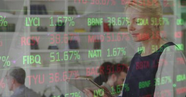 İş adamları deposu üzerinden finansal veri işleme görüntüsü. Küresel bağlantılar iş dünyası dijital arayüz teknolojisi ve ağ konsepti, dijital olarak oluşturulmuş görüntü.