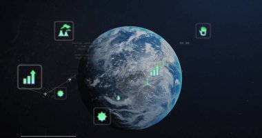 Mavi arka planda dönen dünya üzerinde dijital simgeler ve veri işleme imgeleri. Küresel ağ ve iş teknolojisi kavramı