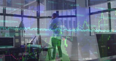 Afro-Amerikan iş adamının ofisindeki veri işleme görüntüsü. Küresel iş ve dijital arayüz kavramı, dijital olarak oluşturulmuş görüntü.