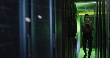 Sunucu odasında dijital tabletle çalışan beyaz kadın mühendis hakkında veri işleme. İş veri depolama teknolojisi kavramı