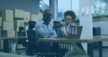 Çeşitli iş adamları üzerinde finansal veri işleme görüntüsü. Küresel iş, finans, hesaplama ve veri işleme kavramı, dijital olarak oluşturulmuş resim.