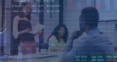 Ofisteki çeşitli iş adamlarıyla ilgili finansal veri işleme resmi. Küresel hesaplama, dijital arayüz ve veri işleme kavramı, dijital olarak oluşturulmuş resim.