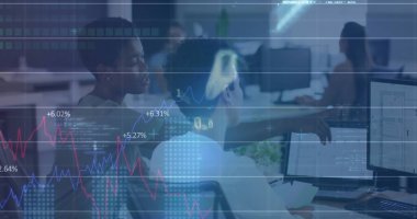 Çeşitli iş adamları üzerinde finansal veri işleme görüntüsü. Küresel finansman, iş ve dijital arayüz kavramı, dijital olarak oluşturulmuş görüntü.