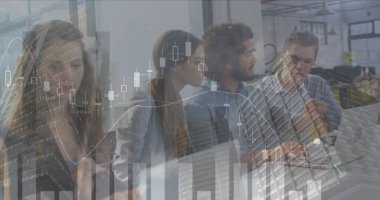 Ofiste teknolojiyle çalışan çeşitli iş adamlarının finans verilerinin görüntüsü. finans, ekonomi, iş dünyası, işbirliği ve teknoloji konsepti, dijital olarak oluşturulmuş görüntü.