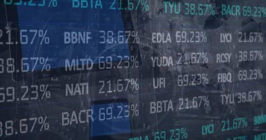 Dijital tablet ve akıllı telefonun kapatılmasına karşı borsa veri işleme görüntüsü. Küresel ekonomi ve iş teknolojisi kavramı