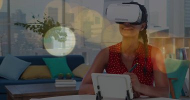 VR kulaklıklı, melez bir kadının üzerindeki ışık lekeleri. küresel teknoloji ve dijital arayüz kavramı, dijital olarak oluşturulmuş görüntü.