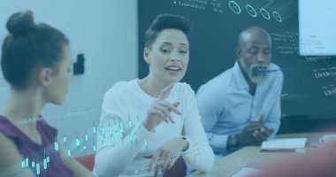 Çeşitli iş kadınlarının toplantıda iş arkadaşlarına açıkladığı finansal verilerin ve grafiklerin görüntüsü. Dijital bileşim, iş dünyası, rapor, finans, ilerleme, toplantı, tartışma, takım çalışması ve ofis.