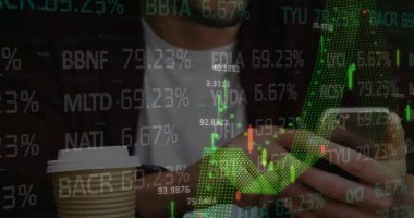 Ofiste akıllı telefon kullanan beyaz bir adamın mali veri işleme görüntüsü. Küresel finans, iş dünyası, bağlantılar, hesaplama ve veri işleme kavramı, dijital olarak oluşturulmuş resim.