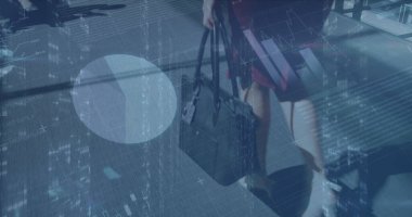 Kafkas iş kadınının yürümesi üzerine veri işleme görüntüsü. Küresel iş ve dijital arayüz kavramı, dijital olarak oluşturulmuş görüntü.