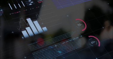 Bulanık modern binaların düşük açılı görüntüsü üzerinde çok renkli bilgi arayüzü resmi. Dijital bileşik, çoklu pozlama, rapor, iş, büyüme, ilerleme ve mimari kavram.