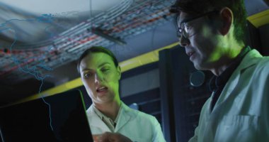 Sunucu odasında çalışan çeşitli erkek ve kadın mühendislere karşı dünya haritası. İş veri depolama teknolojisi kavramı