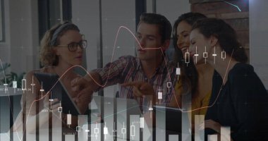 Mali grafiklerin ve çeşitli iş adamlarının ofiste konuştuğu verilerin görüntüsü. küresel iş, finans, ekonomi ve teknoloji kavramı, dijital olarak üretilen imaj.