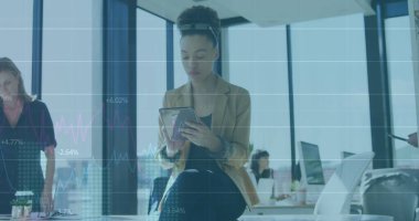 Tablet kullanan melez iş kadınının veri işleme görüntüsü. küresel iş ve dijital arayüz kavramı, dijital olarak oluşturulmuş görüntü.