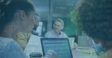 Çeşitli iş adamları üzerinde finansal veri işleme görüntüsü. Küresel iş, finans, hesaplama ve veri işleme kavramı, dijital olarak oluşturulmuş resim.