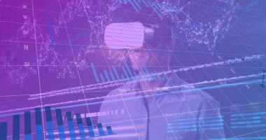 VR kulaklıklı beyaz adamın veri işleme görüntüsü. küresel teknoloji ve dijital arayüz kavramı, dijital olarak oluşturulmuş görüntü.