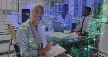 Afro-Amerikan konuşmaları ve ofiste gülümseme üzerine finansal veri işleme görüntüsü. Küresel finans ve iş teknolojisi kavramı
