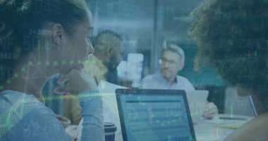 Çeşitli iş adamları üzerinde finansal veri işleme görüntüsü. Küresel iş, finans, hesaplama ve veri işleme kavramı, dijital olarak oluşturulmuş resim.