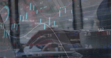 Bir kafede dizüstü bilgisayar kullanarak iş adamının orta bölümündeki borsa veri işleme görüntüsü. Küresel ekonomi ve iş veri teknolojisi kavramı