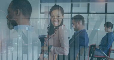 Toplantıda farklı iş adamlarının veri işleme görüntüsü. Küresel iş ve dijital arayüz kavramı, dijital olarak oluşturulmuş görüntü.