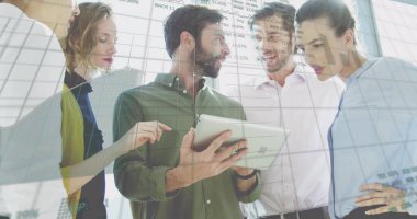 Çeşitli iş adamları üzerinde çalışan grafiklerin resmi. ekonomi, finans, iş ve teknoloji kavramı, dijital olarak oluşturulmuş görüntü.