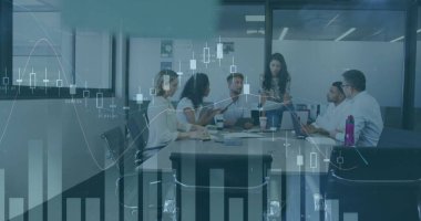 Çeşitli iş adamlarının toplantıda tartıştıkları veri işleme görüntüsü. Küresel iş ve dijital arayüz kavramı, dijital olarak oluşturulmuş görüntü.