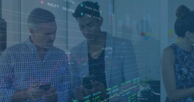 Çeşitli iş adamları üzerinde finansal veri işleme ve borsa görüntüsü. küresel iş, finans ve dijital arayüz kavramı, dijital olarak oluşturulmuş görüntü.