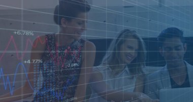 Dizüstü bilgisayar kullanan öğrencilerin üzerinde matematiksel denklemlerin resmi. Küresel iş bağlantıları dijital arayüz ve teknoloji konsepti, dijital olarak oluşturulmuş görüntü.