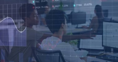 Çeşitli iş adamları üzerinde finansal veri işleme görüntüsü. Küresel finansman, iş ve dijital arayüz kavramı, dijital olarak oluşturulmuş görüntü.