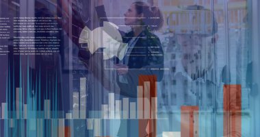 Grafikler, beyaz adam, video kulaklık, beyaz kadın teknisyen sunucu odası. Dijital bileşik, çoklu pozlama, rapor, iş, ağ, teknoloji ve ağ sunucusu.