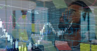 Kafkasyalı işadamının not tutarken görüntüsü. Küresel iş ve dijital arayüz kavramı, dijital olarak oluşturulmuş görüntü.