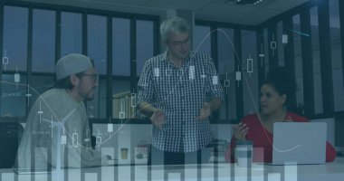 Akıllı telefon kullanan adamın istatistik ve veri işleme görüntüsü. Küresel iş bağlantıları dijital arayüz ve teknoloji konsepti, dijital olarak oluşturulmuş görüntü.