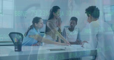 Ofisteki çeşitli iş adamları üzerinde istatistik ve finansal veri işleme görüntüsü. Küresel iş, finans, hesaplama ve veri işleme kavramı, dijital olarak oluşturulmuş resim.