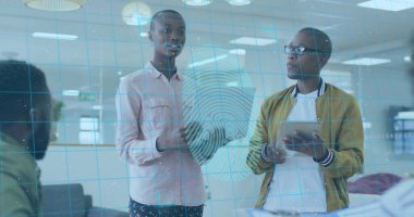 Ofisteki Afro-Amerikan iş adamlarının üzerinde parmak izi resmi. Küresel iş ve dijital arayüz kavramı, dijital olarak oluşturulmuş görüntü.