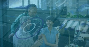 Ofiste çalışan çeşitli iş adamlarının finansal veri işleme görüntüsü. Küresel iş, finans ve dijital arayüz kavramı, dijital olarak oluşturulmuş görüntü.