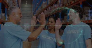 Çeşitli erkek ve kadın gönüllülerin birbirlerine beşlik çakması üzerine veri işleme görüntüsü. Gönüllü olma ve bağış konsepti