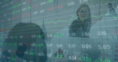 Ofiste dizüstü bilgisayar kullanan Kafkas iş kadınının borsa veri işleme görüntüsü. Küresel ekonomi ve iş teknolojisi kavramı