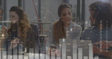 Ofiste konuşan çeşitli iş adamları üzerinde finansal grafikler, veriler ve şehir manzarası. küresel iş, finans, ekonomi ve teknoloji kavramı, dijital olarak üretilen imaj.