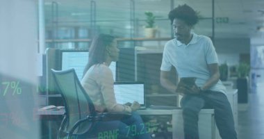 Ofisteki çeşitli iş adamlarıyla ilgili finansal veri işleme resmi. Küresel iş, finans, hesaplama ve veri işleme kavramı, dijital olarak oluşturulmuş resim.