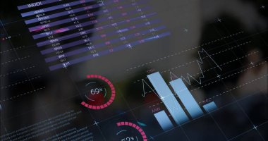 Bulanık modern binaların düşük açılı görüntüsü üzerinde çok renkli bilgi arayüzü resmi. Dijital bileşik, çoklu pozlama, rapor, iş, büyüme, ilerleme ve mimari kavram.