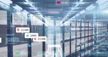 Bilgisayar sunucuları üzerinden sosyal medya simgeleri, numaralar ve veri işleme resimleri. Küresel sosyal medya, hesaplama, veri işleme ve dijital arayüz kavramı, dijital olarak oluşturulmuş resim.