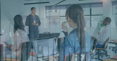 Ofisteki çeşitli iş adamlarıyla ilgili finansal veri işleme resmi. küresel iş, finans ve dijital arayüz kavramı, dijital olarak oluşturulmuş görüntü.