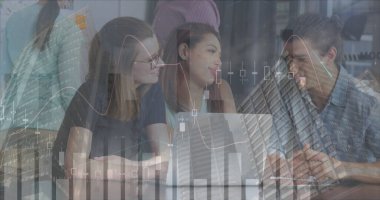 Ofiste teknolojiyle çalışan çeşitli iş adamlarının finans verilerinin görüntüsü. finans, ekonomi, iş dünyası, işbirliği ve teknoloji konsepti, dijital olarak oluşturulmuş görüntü.