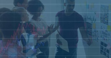 Çeşitli iş adamları üzerinde finansal veri işleme görüntüsü. küresel iş, finans ve dijital arayüz kavramı, dijital olarak oluşturulmuş görüntü.